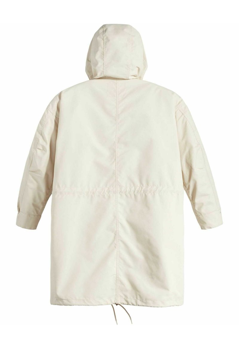 Parka larga de color crema claro con capucha, que presenta una cintura ajustada y detalles elásticos en el dobladillo y los puños. Material suave e impermeable.