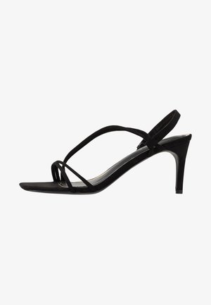Zwarte suède sandalen met hoge hak, met dunne bandjes, een slingback ontwerp en een vierkante neus.