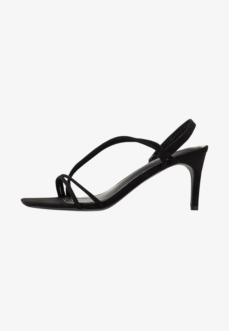 Sandale à talon haut en daim noir avec des lanières fines, design à bride arrière et bout carré.