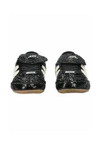 Sneaker nere e argento con paillettes, con una tomaia texturizzata, caratterizzate da strisce bianche, lacci neri e una fascia in Velcro. Suola in gomma.