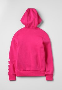 Huva sweatshirt i klar rosa tyg, med en mjuk textur och en vit logotypdetalj på vänster ärm.