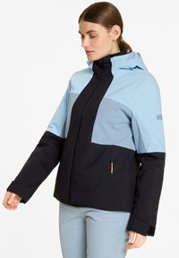 Blaue und schwarze isolierte Jacke mit Kapuze, Reißverschluss, Seitentaschen und kontrastierenden Einsätzen. Verfügt über eine glatte Textur und ein strapazierfähiges Material.