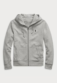 Felpa grigia con zip realizzata in tessuto morbido, dotata di tasca a marsupio, cappuccio con coulisse e un piccolo logo nero sul petto.