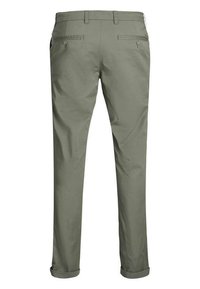 Pantalons en coton vert olive à coupe droite, avec des ourlets roulés, deux poches arrière avec boutons et une texture lisse.