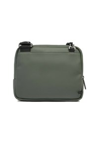 Borsa rettangolare verde realizzata in materiale liscio, con chiusura a zip, tracolla regolabile e design minimalista con una texture sottile.