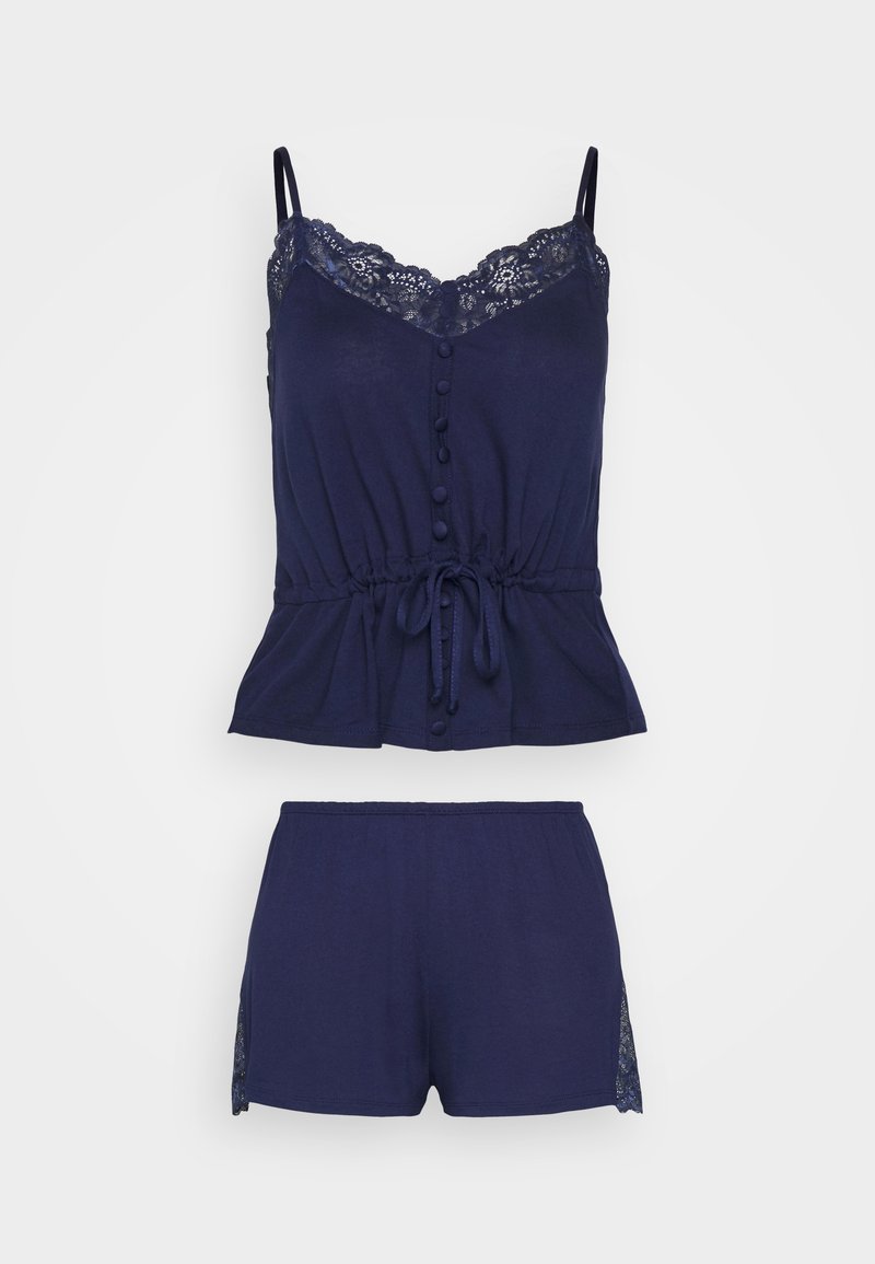 Donkerblauwe pyjama set met een cami-top met kantafwerking, knopen en een taille met trekkoord, gecombineerd met bijpassende shorts die kantaccenten aan de zijkanten hebben.