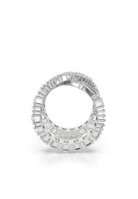 Pierścionek z diamentem w szlifie baguette, wykonany z białego złota, z podwójną obrączką i różnorodnym rozmieszczeniem diamentów oraz gładkim, wypolerowanym wykończeniem.
