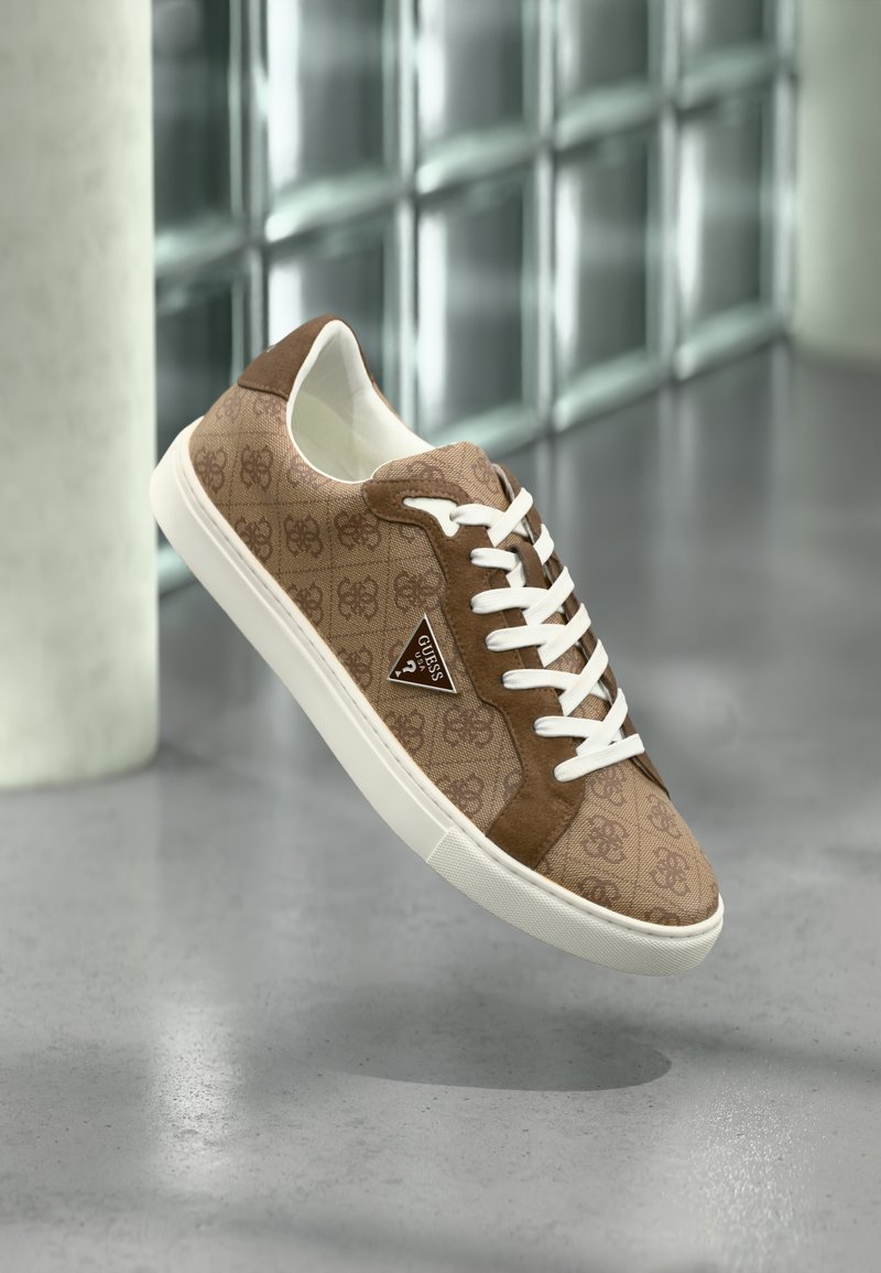 Baskets marron avec logo, présentant un dessus en toile à motifs et des accents en suède, lacets blancs et semelle en caoutchouc.