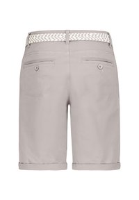 Hellgraue Shorts mit flachem Bund, ausgestattet mit umgeschlagenen Säumen, zwei Gesäßtaschen und einem gewebten Gürtel im Zickzackmuster.
