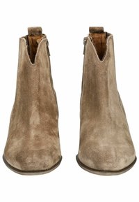 Suede-Ankle Boots in hellem Beige mit einem schlanken Design, spitzer Zehenform und seitlichen Öffnungen. Enthält eine hinten angebrachte Zuglasche für ein einfaches Anziehen.
