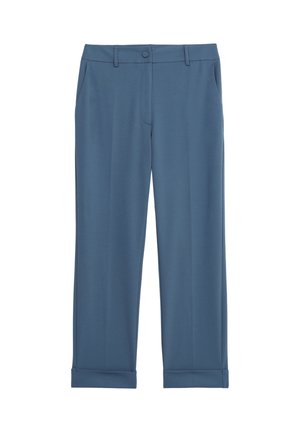 Pantalons droits bleus avec passants de ceinture, poches latérales, fermeture à bouton et ourlets retroussés.