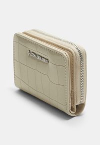 Beige Kunstledergeldbörse mit Krokodiltextur, silberner Hardware und Reißverschluss. Kompaktes Design mit mehreren Kartenfächern im Inneren.