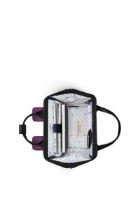 Schwarze sechseckige Tasche mit lila Akzenten. Enthält einen Laptop, ein Notizbuch und einen Stift auf einem blauen Streifenmuster-Auskleidung. Mit Reißverschluss.