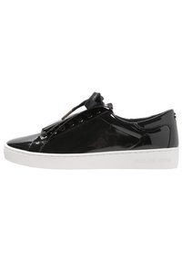 Sneaker in pelle verniciata nera con suola bianca, caratterizzata da un design con lacci, una superficie liscia e un discreto marchio sul tallone.