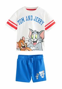 Katoenen twee-delige set bestaande uit een witte T-shirt met rode gestreepte mouwen en een kleurrafische "Tom en Jerry" afbeelding, gecombineerd met blauwe shorts.