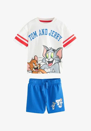 Sæt bestående af to dele i bomuld, der indeholder en hvid T-shirt med røde stribede ærmer og tegneseriefigurerne Tom og Jerry, parret med blå shorts.