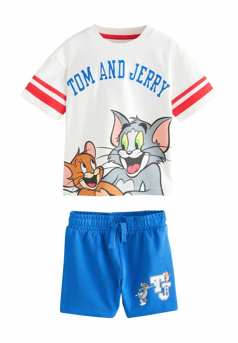 Katoenen twee-delige set bestaande uit een witte T-shirt met rode gestreepte mouwen en een kleurrafische "Tom en Jerry" afbeelding, gecombineerd met blauwe shorts.