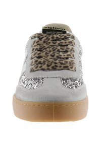 Sneakers in suede grigio con accenti luccicanti, tessuto a stampa leopardata sulla linguetta e suola in gomma. Prodotti in Spagna.