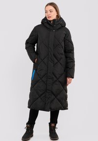 Zwarte lange pufferjas met een capuchon, een ruitpatroon, zijzakken met blauwe ritsen en drukknoopsluitingen.