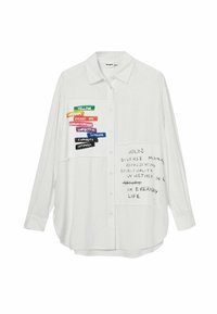 Camicia bianca a maniche lunghe con toppe di testo colorate e frasi scritte a mano sul davanti. Fit ampio con design con bottoni.