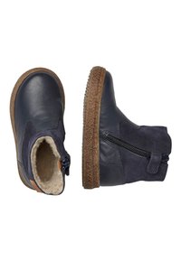 Námořnické kožené kotníkové boty s velurovými akcenty, bočním zipem, kožíškovou podšívkou a texturovanou gumovou podrážkou. Zaoblená špička a minimalistic design.