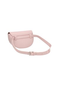 Geantă crossbody din piele roz cu o formă curbată, închidere cu clapetă și un mânere ajustabil cu o cataramă metalică. Textură netedă, design minimal.