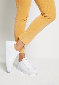 K-SWISS - COURT WINSTON - Matalavartiset tennarit - white Pienoiskuva 1