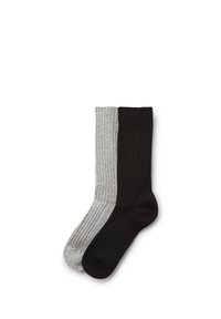 Paire de chaussettes à côtes, une entièrement noire et une entièrement grise, posées à plat et partiellement superposées sur un fond blanc.