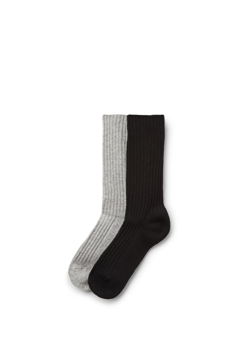 Paire de chaussettes à côtes, une entièrement noire et une entièrement grise, posées à plat et partiellement superposées sur un fond blanc.