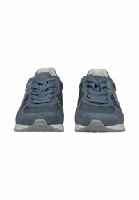 Scarpe sportive con tomaia in suede blu scuro, pannelli in rete e suola in gomma grigia. Presentano lacci piatti e un collare imbottito per il comfort.
