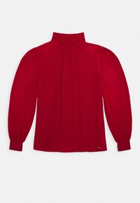 Rød bluse med høj, draperet hals, lange puffærmer og plisserede detaljer på forsiden og bagsiden. Glat stof og tætsiddende manchetter.
