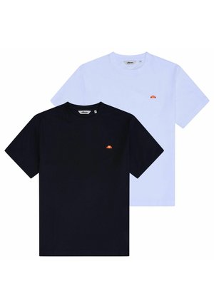 Twee effen t-shirts met ronde hals, één zwart en één wit, elk met een klein oranje en rood halve cirkel-logo op de linkerborst.