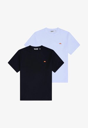 Twee effen t-shirts met ronde hals, één zwart en één wit, elk met een klein oranje en rood halve cirkel-logo op de linkerborst.