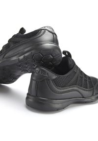 Scarpe sportive nere con parte superiore in mesh e sovrapposizioni sintetiche. Presenta una suola in gomma con motivo esagonale e anelli di trazione sul retro.