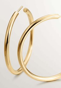 Pendientes de aro de oro con un acabado liso y pulido. Presentan un diseño de tubo redondeado y un cierre abierto para facilitar su uso.