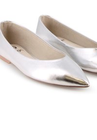 Bailarinas metálicas plateadas con un diseño de punta afilada, textura suave y un tacón bajo. El interior cuenta con un forro beige.