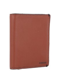 Cartera de cuero marrón con una textura suave, diseño plegable, costuras en contraste y logo grabado en la parte frontal. Compacta y funcional.