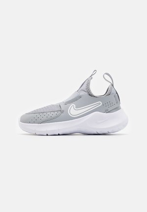 Chaussure de sport Nike en gris clair avec tige en mesh et synthétique. Dispose d'un logo blanc, d'une semelle amortissante et de languettes à l'arrière et sur la languette.