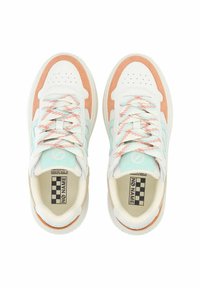 Baskets blanches et pêche avec une languette rembourrée, cuir texturé, lacets multicolores et un logo à damier sur la semelle intérieure.