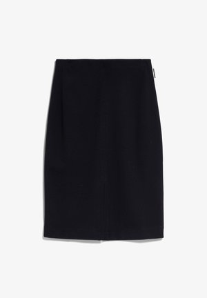 Schwarzer Bleistiftrock mit glatter Textur, knielangem Design und einem zentralen Schlitz hinten. Minimalistisch ohne sichtbare Muster oder Beschläge.