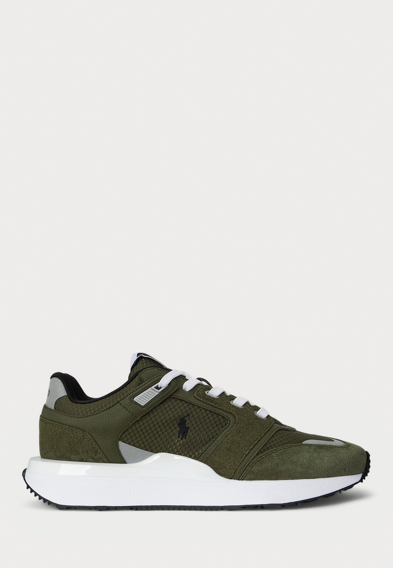 Groene sportieve schoenen van een mix van suede en mesh materialen. Voorzien van witte veters, een witte tussenzool en een geprofileerde rubberen loopzool.