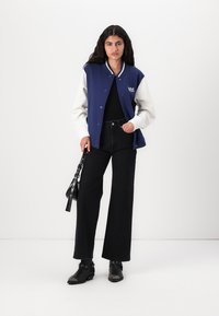 Red Bull Racing x Pepe Jeans STRAIGHT FIT - Džinsi ar platām starām - blue denim