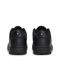 Schwarze Sneakers mit einem Obermaterial aus Leder und Mesh, gepolstertem Schaft und Gummisohle, dazu ein kleines Logo-Detail an der Ferse.