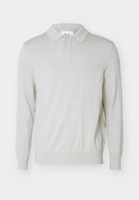 Pull polo à manches longues gris clair en tissu doux, avec un col classique, une fermeture éclair partielle et des poignets et un ourlet côtelés.