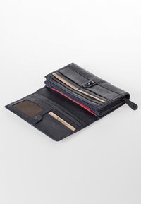 Zwarte leren portemonnee met meerdere kaartsleuven, een ritscompartiment en een drukknopsluiting. Het interieur heeft rode en beige accenten.