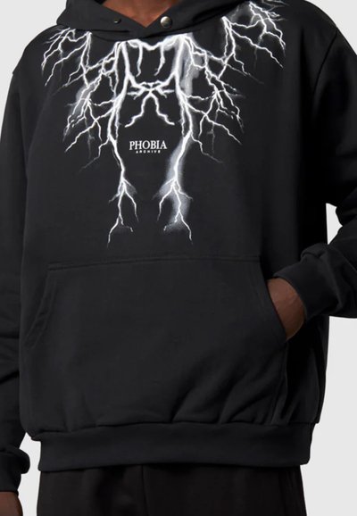 Felpa nera con cappuccio realizzata in tessuto morbido, caratterizzata da grafiche di fulmini bianchi e il testo "PHOBIA" sul petto. Include una tasca frontale e cappuccio.