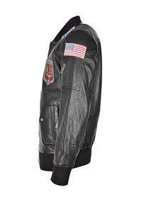 Svart läderbomberjacka med ribbade stickade manschetter, med en amerikansk flagga och ett märke på vänster arm. Dragkedjeförsedd ficka på ärmen.