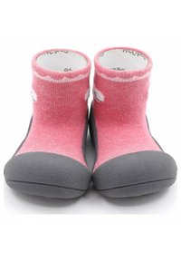 Botas de calcetín de punto color rosa con suelas de goma gris, que cuentan con acentos blancos y un diseño cómodo y flexible para un fácil uso.