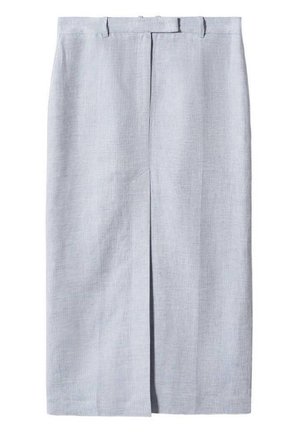 Mujer con blazer entallado gris claro y falda de talle alto a juego con una abertura frontal, combinados con un top corto blanco con textura acanalada.