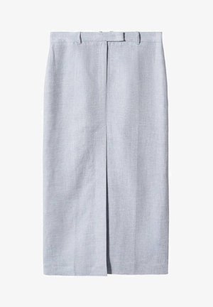 Mujer con blazer entallado gris claro y falda de talle alto a juego con una abertura frontal, combinados con un top corto blanco con textura acanalada.